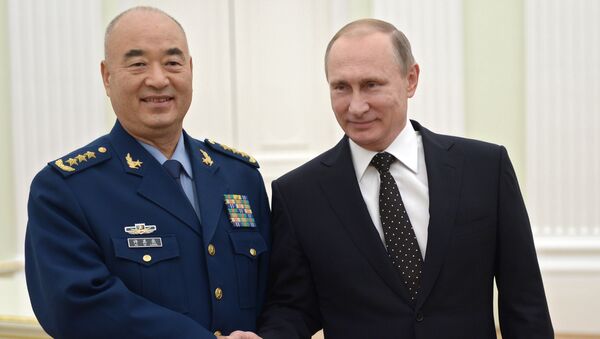 Мicepresidente de la Comisión Militar Central de China, Xu Qiliang y presidente de Rusia, Vladímir Putin - Sputnik Mundo