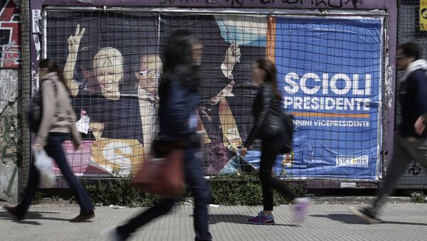 Gente paso delante de un cartel electoral en Buenos Aires - Sputnik Mundo