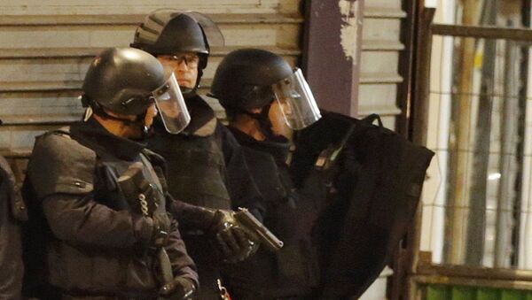 Policías franceses durante el tiroteo en Saint Denis - Sputnik Mundo