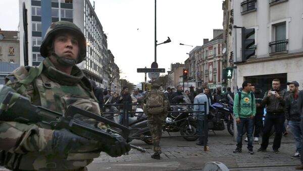 Soldados franceses vigilan el área durante el tiroteo en Saint-Denis - Sputnik Mundo