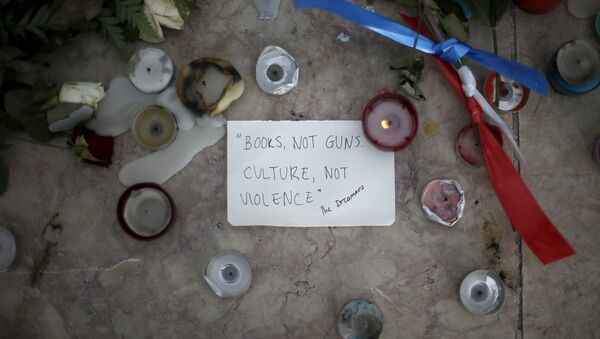 Velas, flores y mensaje en homenaje a las víctimas de los atentados en París - Sputnik Mundo