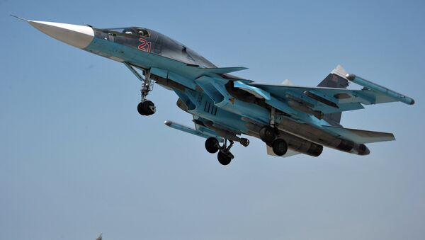 Su-34 de las Fuerzas Aéreas de Rusia en el aeródromo de Hmeymim en Siria - Sputnik Mundo