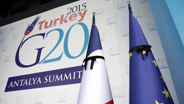 Logo de G20 en Antalya con banderas de Francia y la UE - Sputnik Mundo