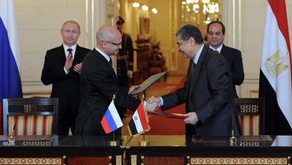 Delegaciones oficiales de Rusia y Egipto firman un convenio sobre el Desarrollo del Proyecto de Construcción de una Central Nuclear en febrero 2015 - Sputnik Mundo