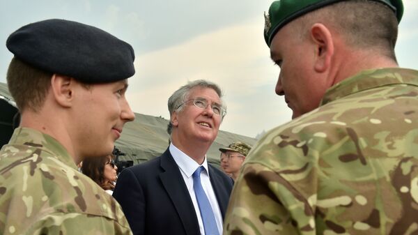 Michael Fallon, ministro de Defensa británico, durante los ejercicios militares conjuntos entre Reino Unido y Ucrania - Sputnik Mundo
