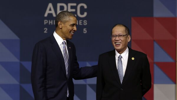 US President Barack Obama is greeted by Filipino President Benigno Aquino III as he arrives for the APEC leaders meeting in Manila, Philippines - Sputnik Mundo