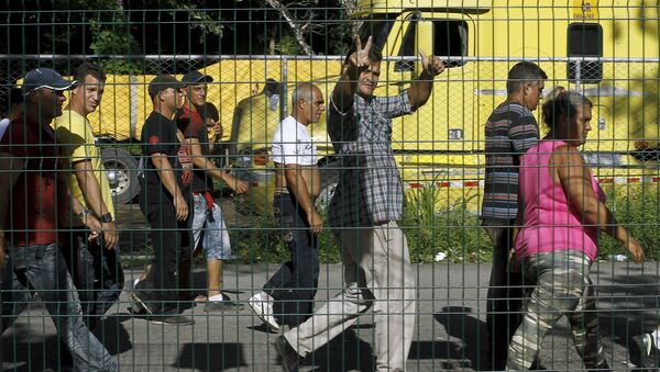 Migrantes cubanos caminan al esperar la apertura de frontera entre Costa Rica y Nicaragua en Peñas Blancas, Costa Rica - Sputnik Mundo