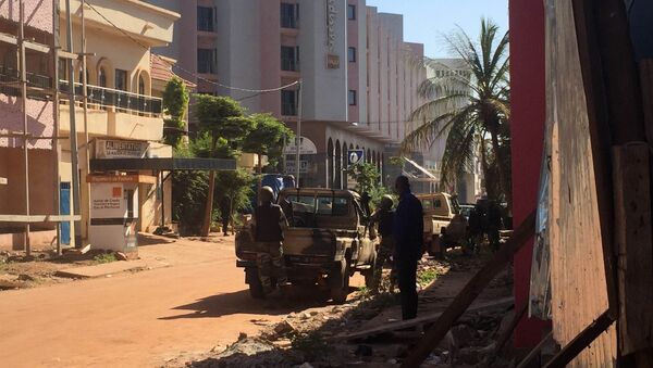 Soldados malienses frente al hotel Radisson Blu en Bamako - Sputnik Mundo