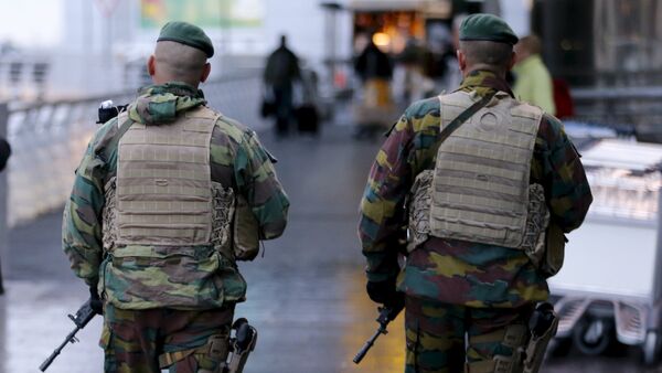 Soldados belgas patrullan el Aeropuerto de Bruselas-Zaventem, el 21 de noviembre de 2015 - Sputnik Mundo
