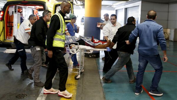 Médicos israelíes evacuan la colona israelí herida en el incidente - Sputnik Mundo