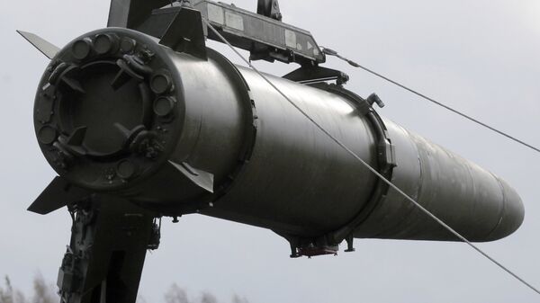 Instalación de misiles en el sistema táctico Iskander-M - Sputnik Mundo