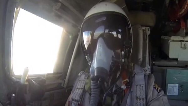 Piloto ruso durante los bombardeos de las posiciones del Daesh en Siria - Sputnik Mundo