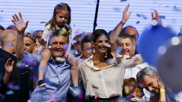 Mauricio Macri con sus seguidores tras vencer en las elecciones presidenciales de Argentina - Sputnik Mundo