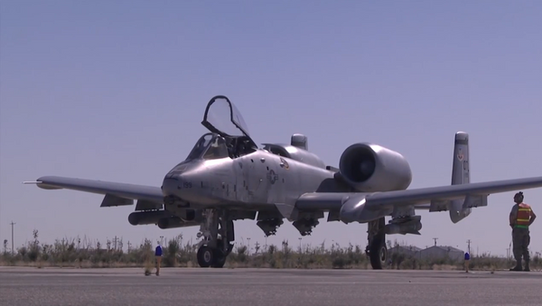 Carga y vuelo del A-10, destructor de tanques - Sputnik Mundo
