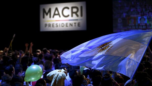 Los seguidores de Mauricio Macri con la bandera de Argentina - Sputnik Mundo