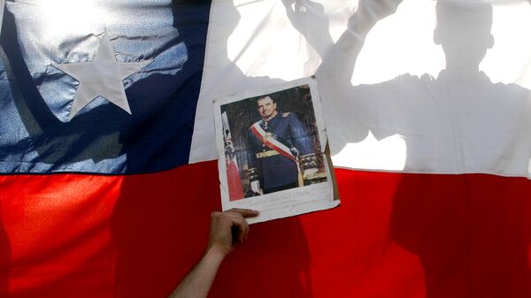 Una foto de Pinochet con bandera chilena del fondo - Sputnik Mundo