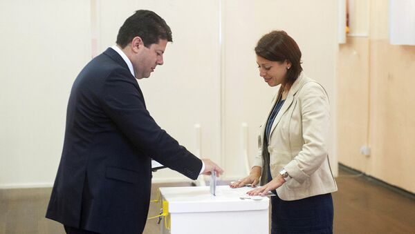 Ministro principal de Gibraltar, Fabian Picardo en un local de votación - Sputnik Mundo