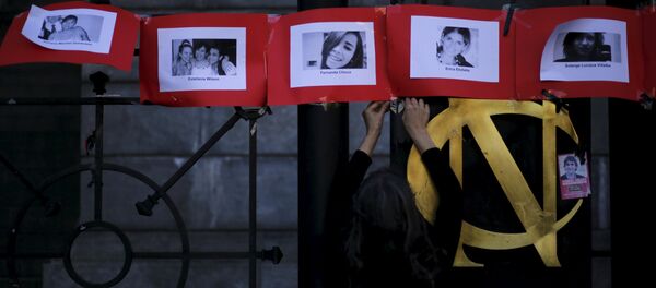 Fotos de las víctimas de femicidio en Argentina durante una manifestación en el Día Internacional contra la Violencia de Género Fotos de las víctimas de femicidio en Argentina durante una manifestación en el Día Internacional contra la Violencia de Género - Sputnik Mundo