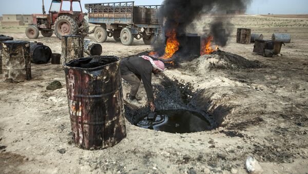 Hombre trabaja en una refinería de petróleo improvisada en Raqqa - Sputnik Mundo
