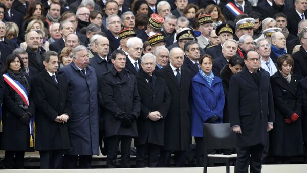 Presidente de Francia, François Hollande, y miembros de Gobierno de Francia rinden tributo a los fallecidos en los atentados del 13 de noviembre en una ceremonia de conmemoración - Sputnik Mundo