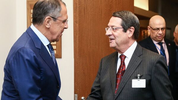 Serguéi Lavrov, ministro ruso de Exteriores, con Nikos Anastasiadis, presidente de Chipre (archivo) - Sputnik Mundo