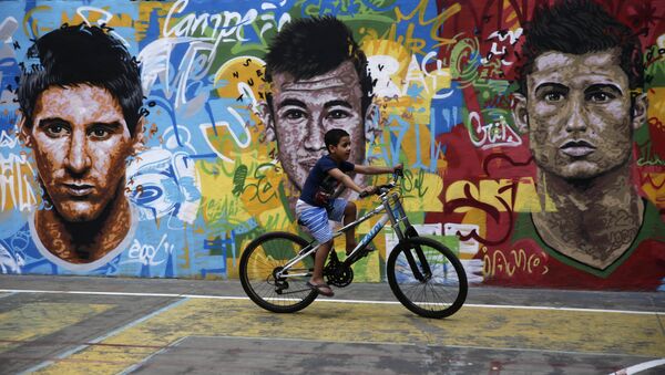 Retratos de Messi, Neymar y Ronaldo en un muro en Brasil - Sputnik Mundo