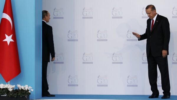 Presidente de Rusia, Vladímir Putin (izda.) y presidente de Turquía, Recep Tayyip Erdogan durante la cumbre del G20 en Antalya - Sputnik Mundo