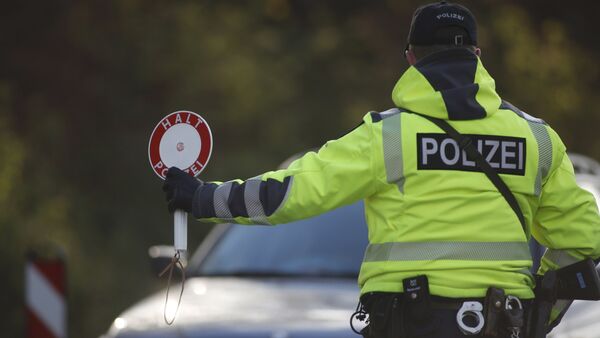 Un policía alemán en la frontera con Bélgica tras los atentados terroristas ocurridos en París - Sputnik Mundo