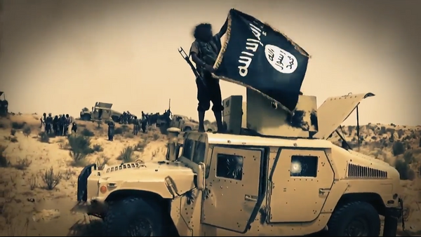 Terrorista con la bandera del Estado Islámico - Sputnik Mundo