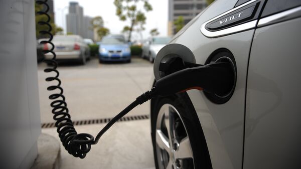 Un Chevrolet Volt eléctrico se carga en un estacionamiento de General Motors (GM) en China,Shanghái - Sputnik Mundo