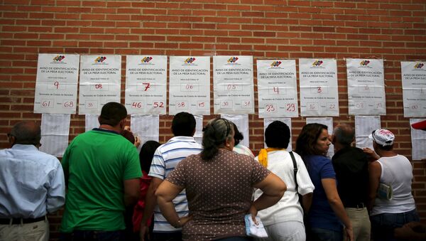 Oposición gana 99 escaños contra 46 del oficialismo en Venezuela - Sputnik Mundo