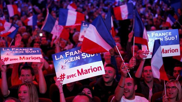 Partidarios de Frente Nacional con las banderas de Francia - Sputnik Mundo