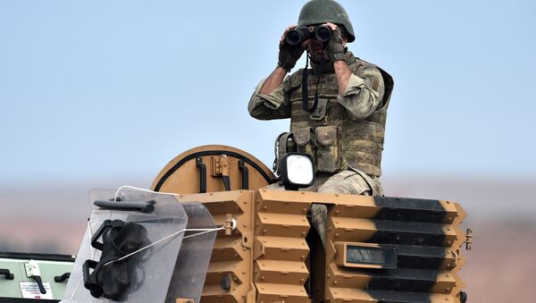 A Turkish soldier looks through a pair of binoculars towards the Syrian town of Kobane, also known as Ain al-Araba, from the southeastern village of Mursitpinar, in the Sanliurfa province, along the Turkish-Syrian border, on October 16, 2014. - Sputnik Mundo