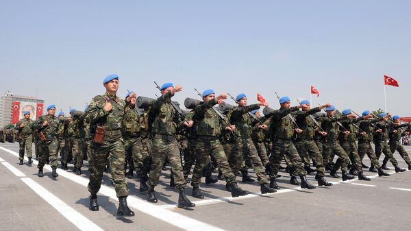 Desfile de la Fuerza de Paz del ejército turco durante las celebraciones del Día de la Victoria en Ankara, Turquía - Sputnik Mundo