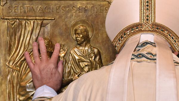 Papa Francisco abre las puertas de la Basílica de San Pedro - Sputnik Mundo