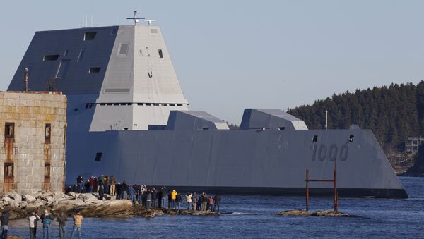 The first Zumwalt-class destroyer, USS Zumwalt, the largest ever built for the U.S. Navy, passes spectators at Fort Popham at the mouth of the Kennebec River in Phibbsburg, Maine, Monday, Dec. 7, 2015, in Bath, Maine - Sputnik Mundo
