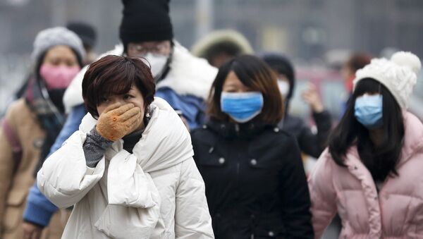 Ciudadanos de Pekín llevan máscaras quirúrgicas - Sputnik Mundo