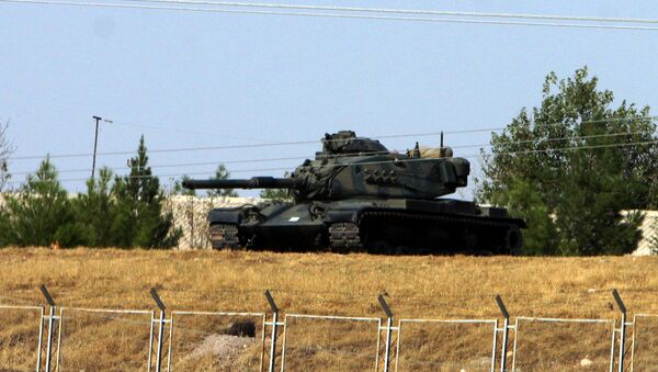 Turkish army tank is seen stationed near Cizre, some 35 kilometers from Turkish-Iraq border (File) - Sputnik Mundo