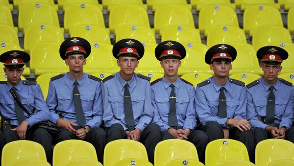 Policías rusos asisten al partido de fútbol - Sputnik Mundo