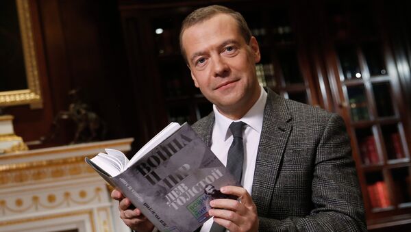 El primer ministro de Rusia, Dmitri Medvédev, va a leer un fragmento de la novela 'Guerra y Paz' - Sputnik Mundo