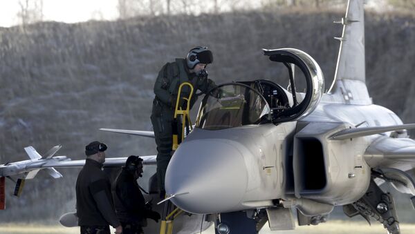 A Hungarian Air Force pilot enters a Gripen JAS-39 fighter during NATO's air policing mission over the Baltics in Siauliai Air Base - Sputnik Mundo