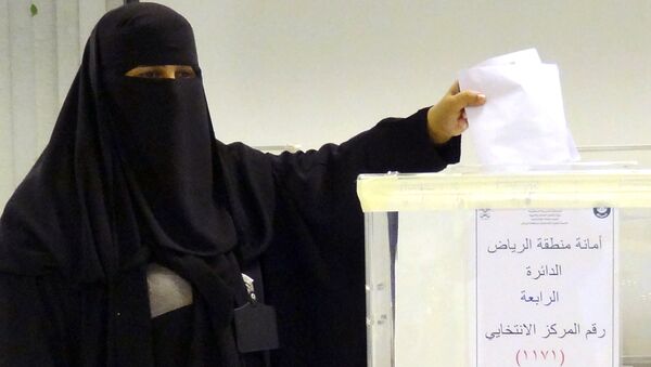 Mujer saudí vota en elecciones municipales - Sputnik Mundo