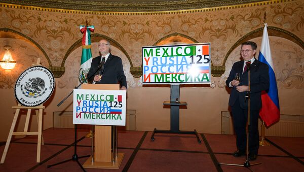 El embajador de México en la Federación de Rusia, Rubén Beltrán, y el director del Departamento para América Latina del Ministerio de Exteriores ruso, Alexander Schetinin - Sputnik Mundo