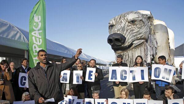 Kumi Naidoo, director ejecutivo de Greenpeace International, durante una manifestación - Sputnik Mundo