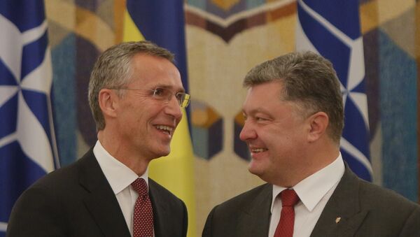 Secretario general de la OTAN Jens Stoltenberg y presidente de Ucrania Petró Poroshenko (archivo) - Sputnik Mundo