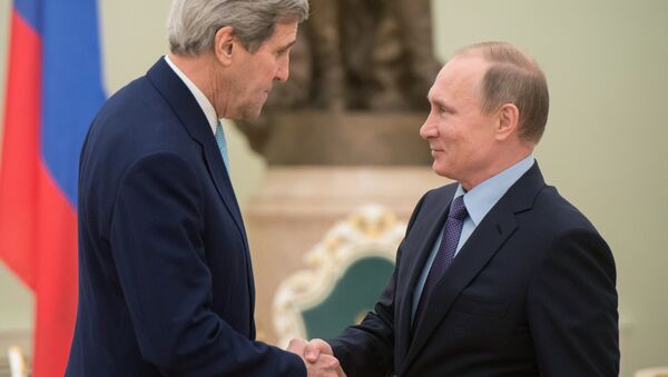 Secretario de Estado de EEUU, John Kerry y presidente de Rusia, Vladímir Putin - Sputnik Mundo