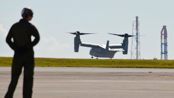 Un helicóptero de FFAA de EEUU en la base militar en Okinawa - Sputnik Mundo