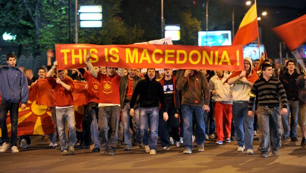 Grupo de jóvenes con carteles y banderas de Macedonia durante una protesta en Skopie - Sputnik Mundo