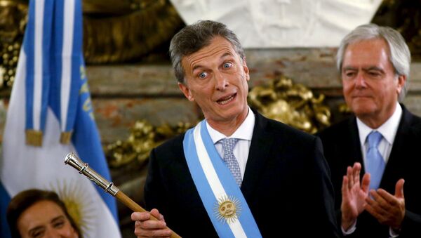 Argentina's President Mauricio Macri holds the symbolic leader's staff  - Sputnik Mundo