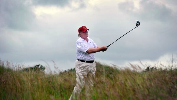 Donald Trump, presidente de EEUU jugando golf - Sputnik Mundo